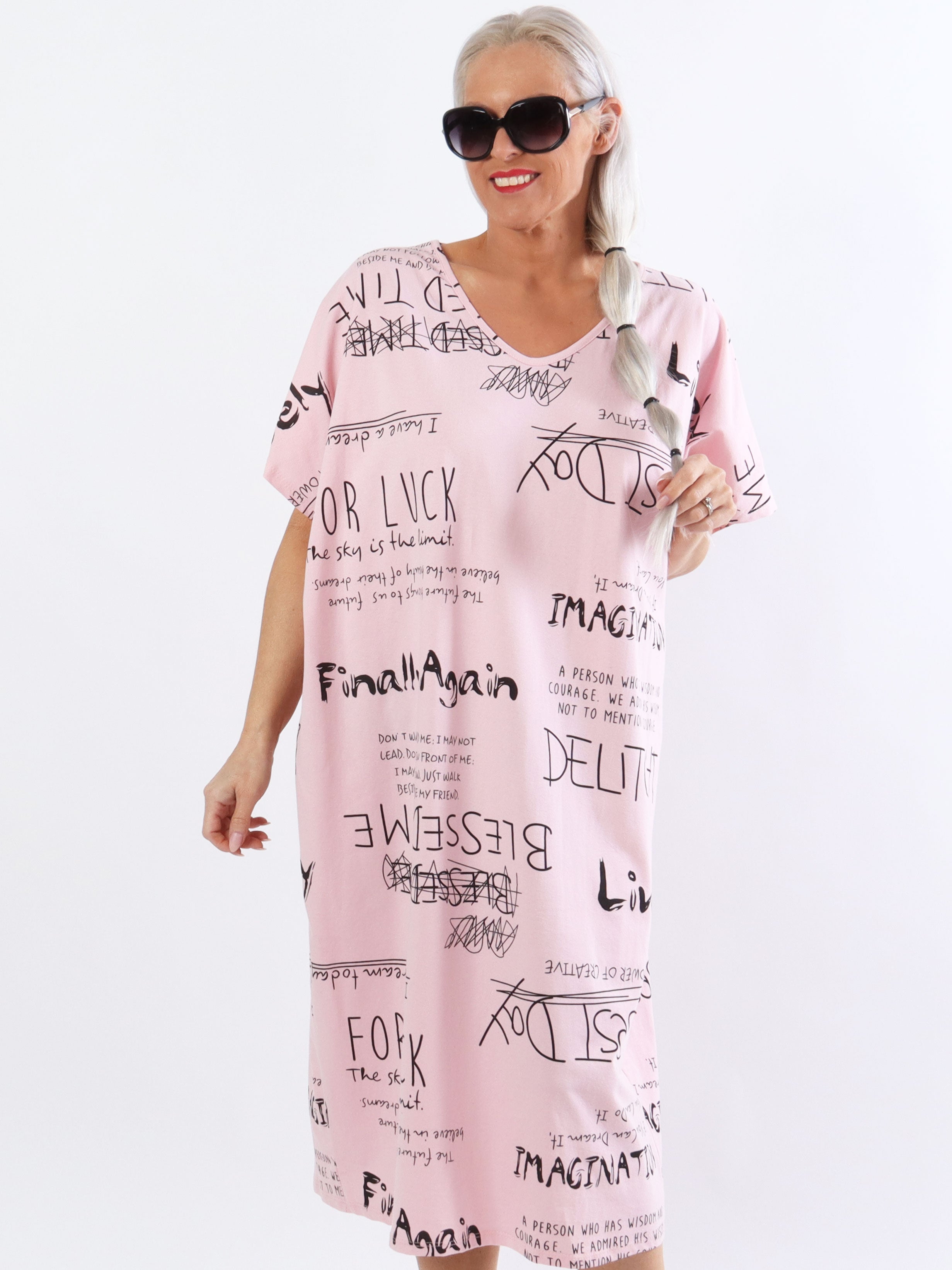 Pil - Plus size t-shirt klänning med skrift i en cool look